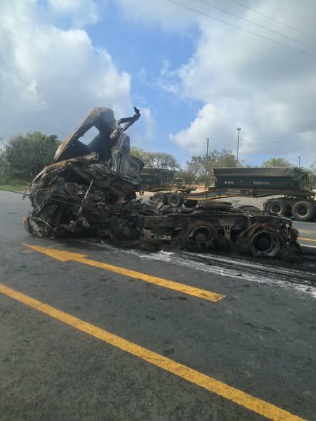 lnnocent191535's tweet photo. 🚨 TRAC N4 Route: Recovery underway between Hectorspruit &amp; Marloth Park (N4/8X km 47.8E) after earlier crash.

 Komatipoort-bound (Eastbound) carriageway closed, Stop/Go in place. Expect delays.

#N4 #TRAC
 #SaNational247Updates https://t.co/K7SEGQ7nVO