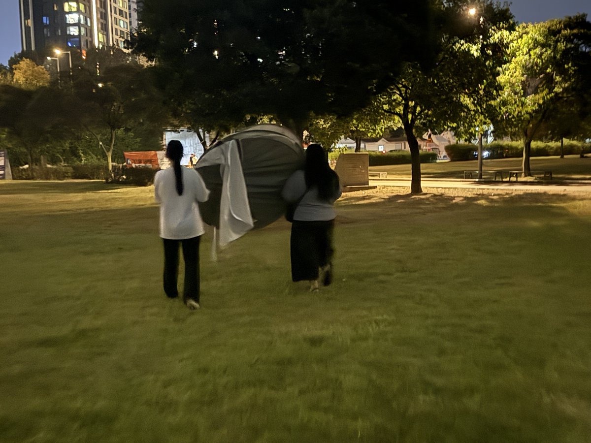 Kim_babkim's tweet photo. 원터치 텐트 접는법 몰라서 읏쇼읏쇼 걸어가서 반납함 https://t.co/VUX8etmQbu