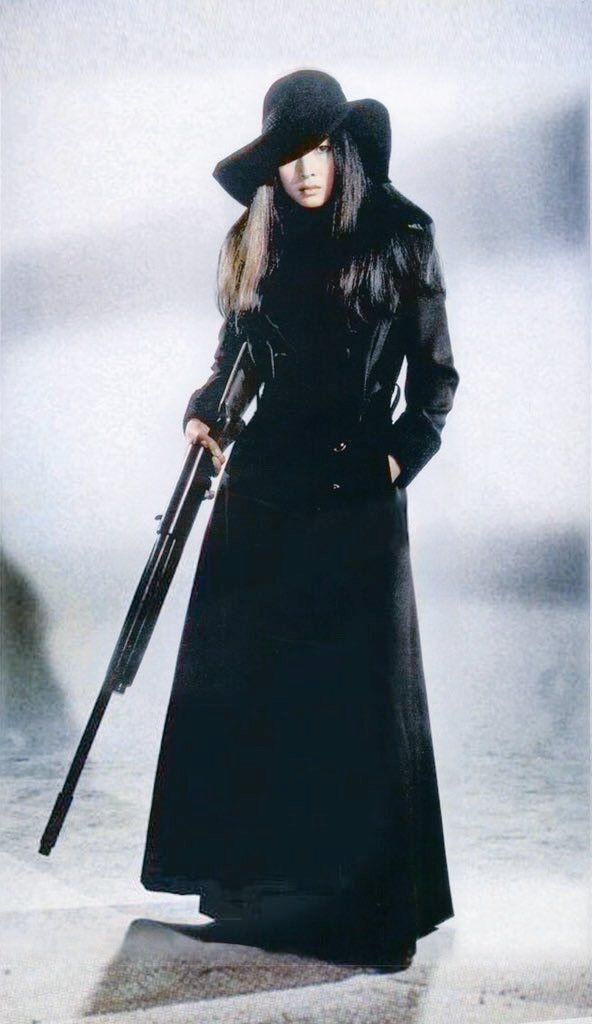 cahiers_de_mode's tweet photo. 梶芽衣子様と言えば「さそりルック」です。
『女囚701号/さそり』のラストシーンで黒い服を着るというアイデアを出したのは芽衣子様自身でした。

その為、オールブラックのトレンチコートと女優帽とパンタロンと革の手袋とハイヒールブーツを、すべて彼女自身が百貨店でチョイスして購入しました。 https://t.co/O890YW59wG