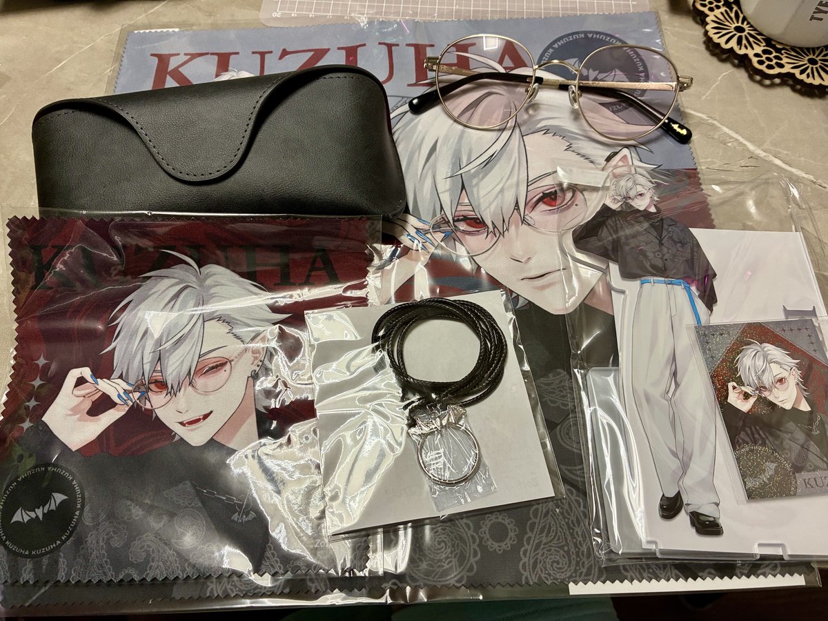 y_rik_'s tweet photo. 葛葉眼鏡とグッズ届いた〜！顔がいい〜！顔がいいな https://t.co/RH90lTrhA1