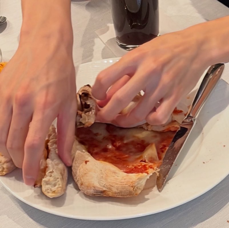 Jeong_mimi0_0's tweet photo. แจฮยอนเคยบอกว่าแจฮยอนจะชอบเก็บขอบพิซ่าไว้กินตอนสุดท้าย แล้วดูขอบพิซซ่าเต็มจานเลยหมุอ้วนเก็บของอร่อยไว้กินตอนสุดท้ายเบ๋อ 🐽 https://t.co/iL7mPxS4a4