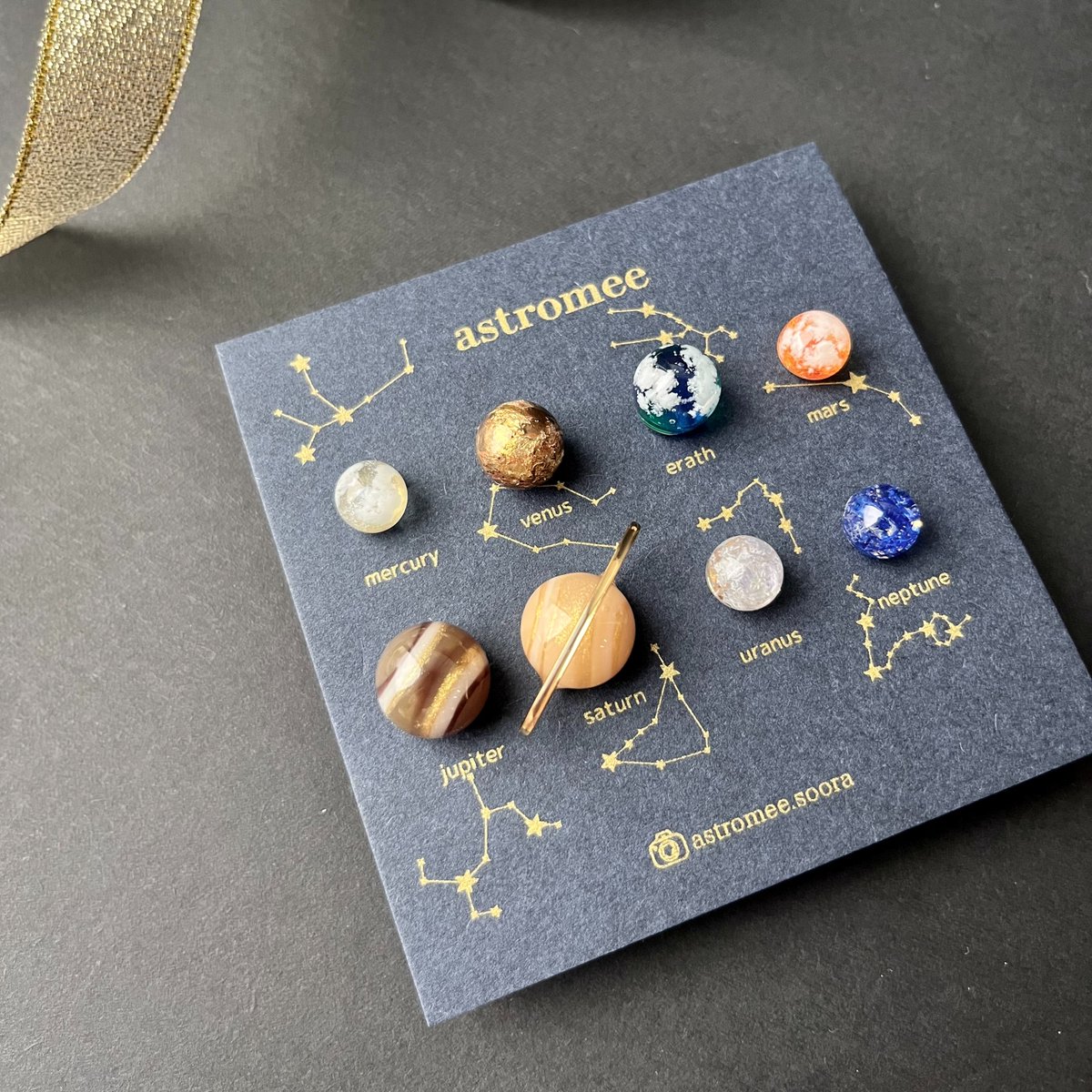 sorafes_jp's tweet photo. 🌕再入荷🌎
「惑星標本　8個set」
惑星の色や模様を表現した耳飾りセット。
⁡⁡おうち時間はインテリアとして、
おでかけ時間はお気に入りの惑星を耳元に。
ピアスとイヤリングから選べます💙
詳しくはこちら👇
https://t.co/DdAGfEqMpq https://t.co/G6E8hqz5SL