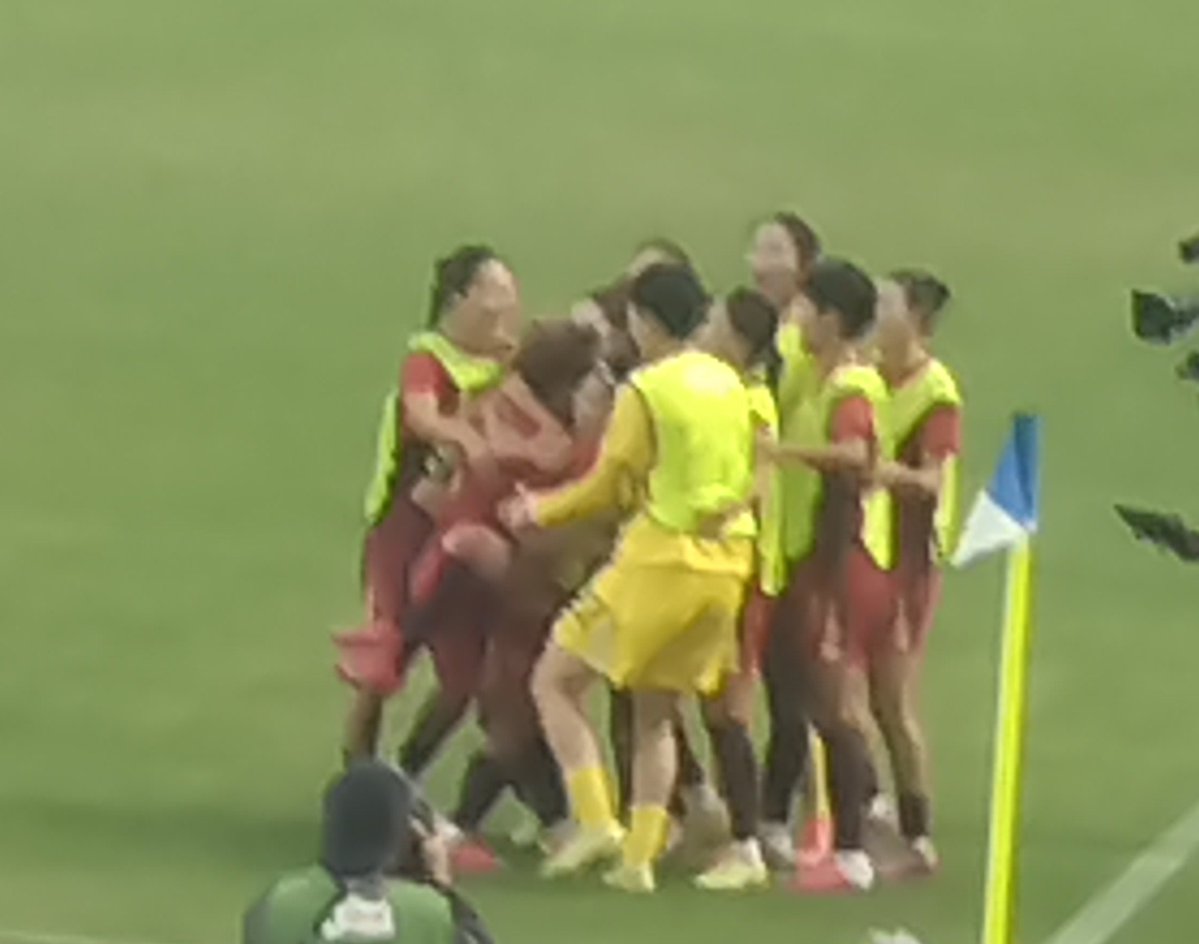 AVISPARUSSIA's tweet photo. @kotozaka_46 延長に入ってのゴール
🇨🇳中国が🇻🇳ベトナムをくだし
準決勝進出
やったぁ😃✌️ https://t.co/LCEBaCN72y