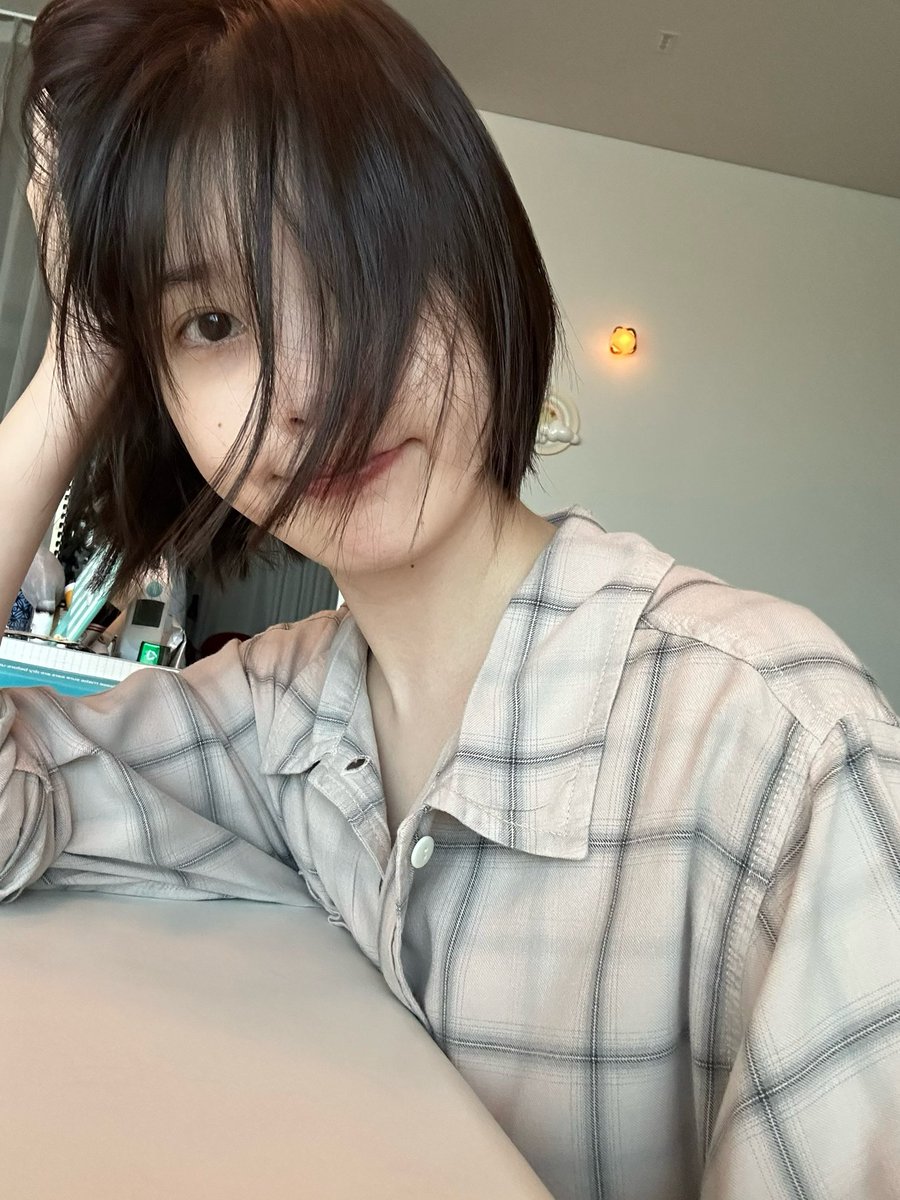 _inthedesert516's tweet photo. 세팅 안 한 머리카락 진짜 부들부들 부드러워보여ㅋㅋㅋㅋㅋ 머리카락까지도 솜털마냥 가볍고 보드랍게 타고나다니ㅜ 지은이를 이루는 구석구석이 그냥 다 아이유 하려고, 사랑 받으려고 꼭 그렇게 예쁘게 타고난 것 같음🥹 https://t.co/wP9C8oosNb