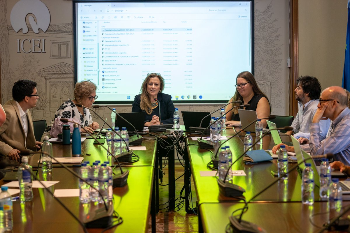 fundacionucm's tweet photo. El @ucm_icei ha celebrado el I Congreso ICEI, “Investigación multidisciplinar para un mundo en cambio”, un encuentro que pone el foco en la necesidad de conectar disciplinas y generar nuevas sinergias para afrontar los grandes retos actuales.

Entre las participantes, María Paz García-Vera, directora de la Fundación Complutense y miembro del ICEI, moderó la primera mesa redonda, centrada en la gobernanza global y la seguridad, desde las perspectivas de la economía, la ciencia política y las relaciones internacionales.

🔎 Conoce todos los detalles del congreso, las mesas de debate y las intervenciones en @TribunaComplu 
https://t.co/ruVUhDWmzQ