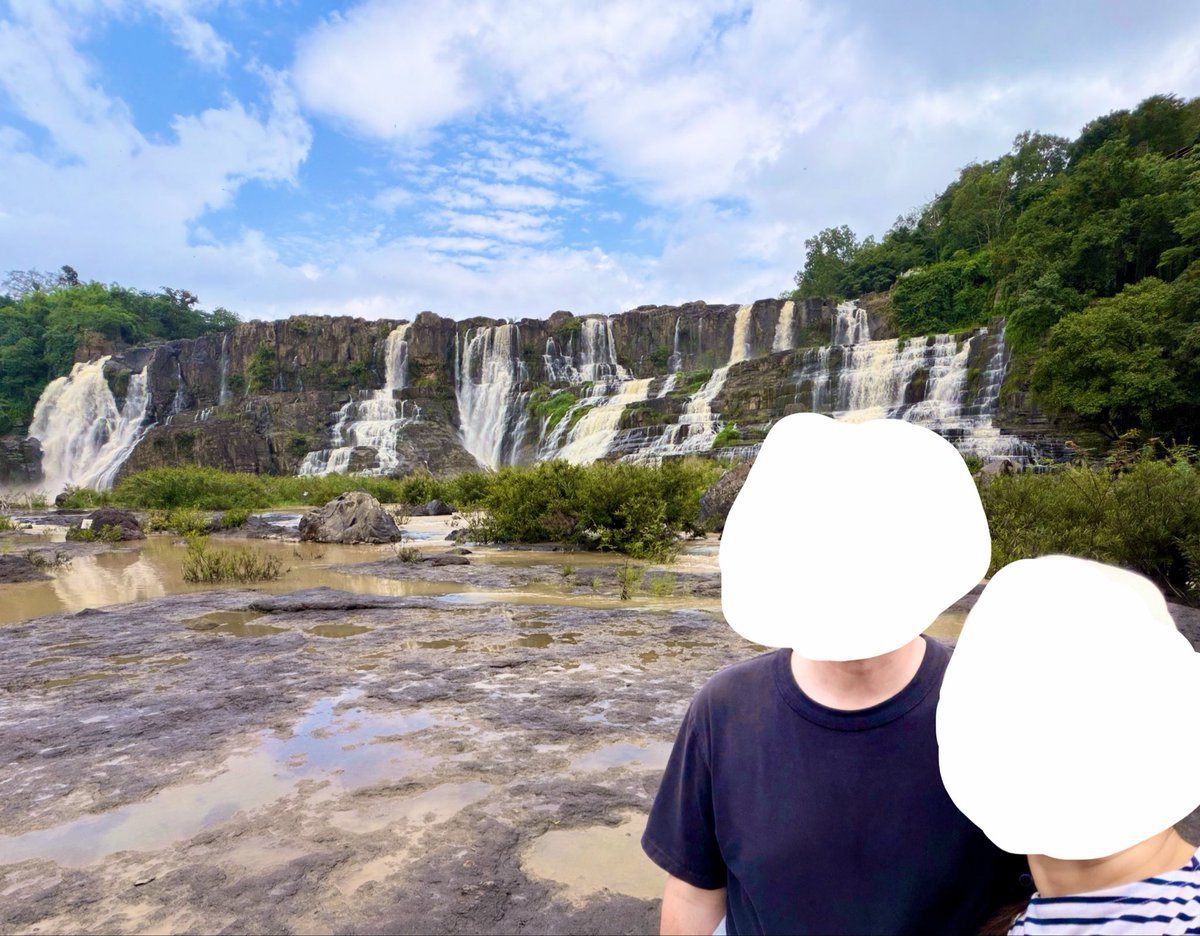 fleur85172820's tweet photo. ダラットの秘境、ポングールの滝へ。

皇帝も惚れた絶景「南部最高の滝」 
雨季ならではの、圧倒的な水量と爆発的な大迫力を体感。
スコール後は水が茶色く濁りますが、高さ40m・幅100mの7段の岩肌を轟音とともに流れ落ちる激流は圧巻でした！
原生林に囲まれ、大自然のパワーを全身で浴びてきたよー✨ https://t.co/9yoYOvwjz6