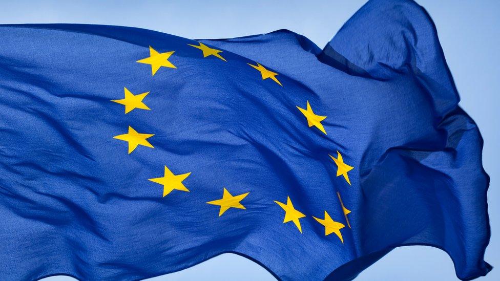 FinanceBureau_'s tweet photo. 🚨BREAKING: The EU has told the UK to raise tariffs on Chinese cars if it wants to avoid "made in Europe" trade barriers.

Brussels wants Britain to match its anti-subsidy tariffs of up to 45% on Chinese EVs, and says the best fix would be joining the EU customs union.

PM Andy Burnham has ruled that out.

The EU's fear is that Britain becomes a backdoor for Chinese goods into Europe. Chinese carmakers now hold a combined 16% of the UK new car market.