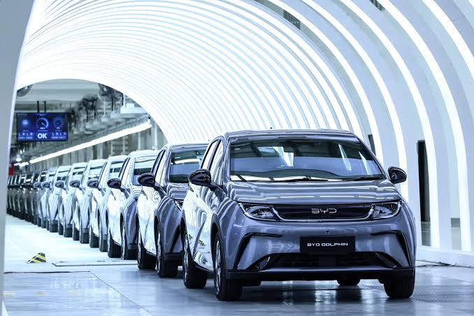 FinanceBureau_'s tweet photo. 🚨BREAKING: The EU has told the UK to raise tariffs on Chinese cars if it wants to avoid "made in Europe" trade barriers.

Brussels wants Britain to match its anti-subsidy tariffs of up to 45% on Chinese EVs, and says the best fix would be joining the EU customs union.

PM Andy Burnham has ruled that out.

The EU's fear is that Britain becomes a backdoor for Chinese goods into Europe. Chinese carmakers now hold a combined 16% of the UK new car market.