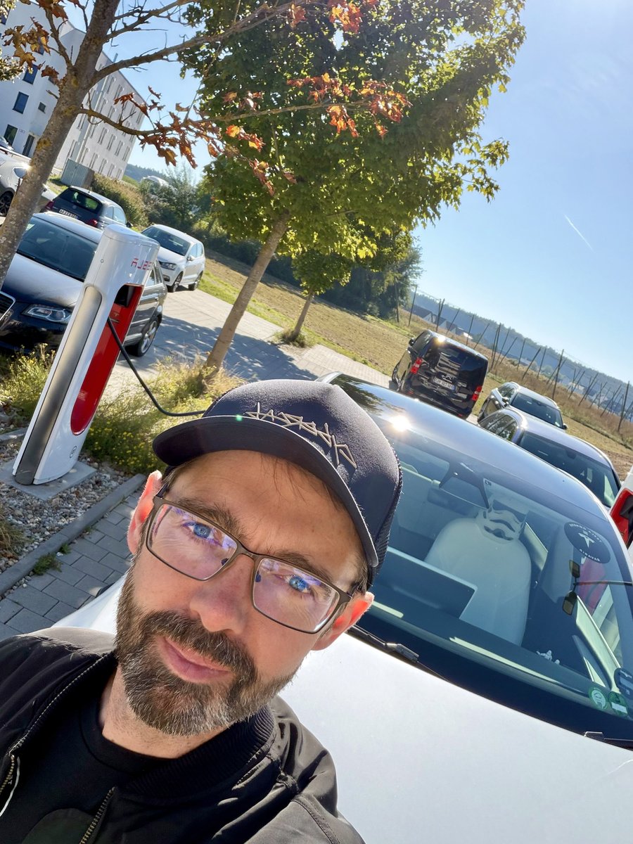 p1rate_chris's tweet photo. On my way to meet with Simon @Teslalightshows and the wonderful @TLSHuchenfeld for the Full Moon Lightshow ⚡️🌕!

It’s going to be a blast 🔥 https://t.co/qZqoAzKQu0