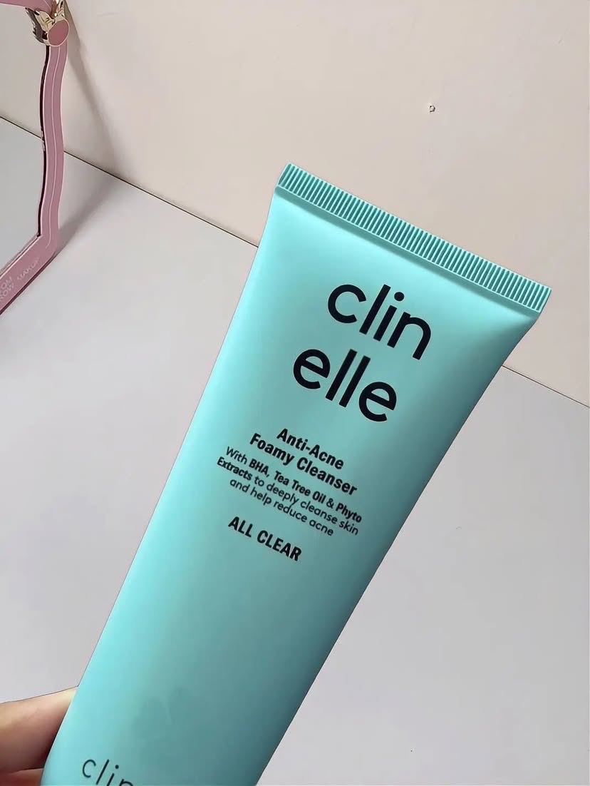 arccsia's tweet photo. yang kulitnya gampang jerawatan coba cek lagi cleanser yang dipake. kali aja masalahnya disitu ?

ini aku lagi make Clinelle All Clear Foamy Cleanser. salah satu cleanser yang punya Acne Fighting Duo yang bisa bantu merawat kulit berjerawat dan bikin jerawat lebih cepat kering https://t.co/ijVJXXNdz1