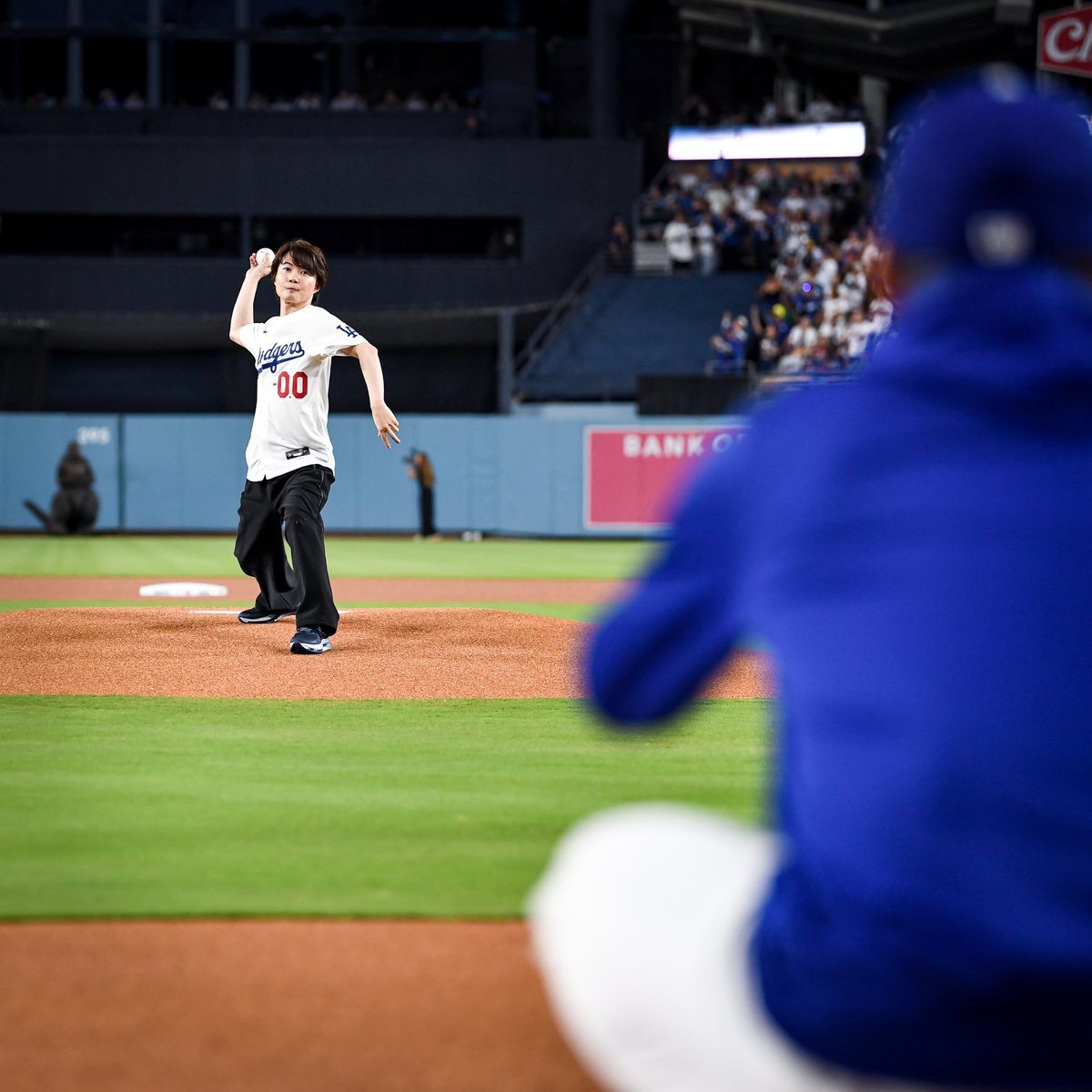 oricon's tweet photo. 神木隆之介、日本時間25日

MLB史上初マイナス表記の背番号
「-0.0」のユニフォームで始球式⚾
https://t.co/HmXMWI8Kwa

山本由伸が捕手役
球場全体が「ゴジラ」にジャック
「もうこんな体験は人生でない」 https://t.co/uzxxtYbsOB
