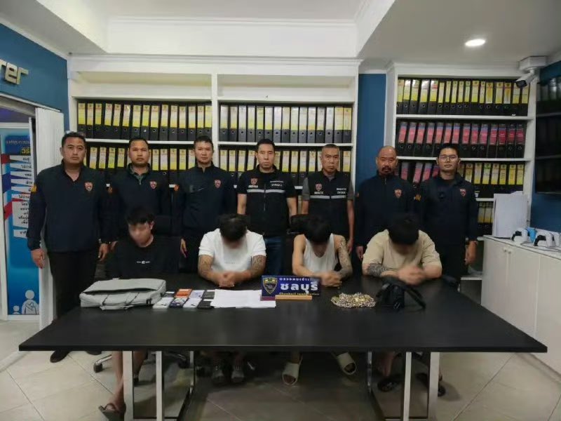 Xiaoniu6161's tweet photo. 9月22日，泰国警方解救3名被诱骗遭囚禁的中国女子，抓获4名男子。

嫌疑人被确认为四名中国男子：
1. 刘某，31岁，中国公民，无护照。
2. 兰某，28岁，中国公民，无护照。
3. 肖某，25岁，中国公民，无护照。
4. 邓某，22岁，中国公民，已向警方出示护照。 

怎么会没有护照😳 https://t.co/GZJLb6XDVN