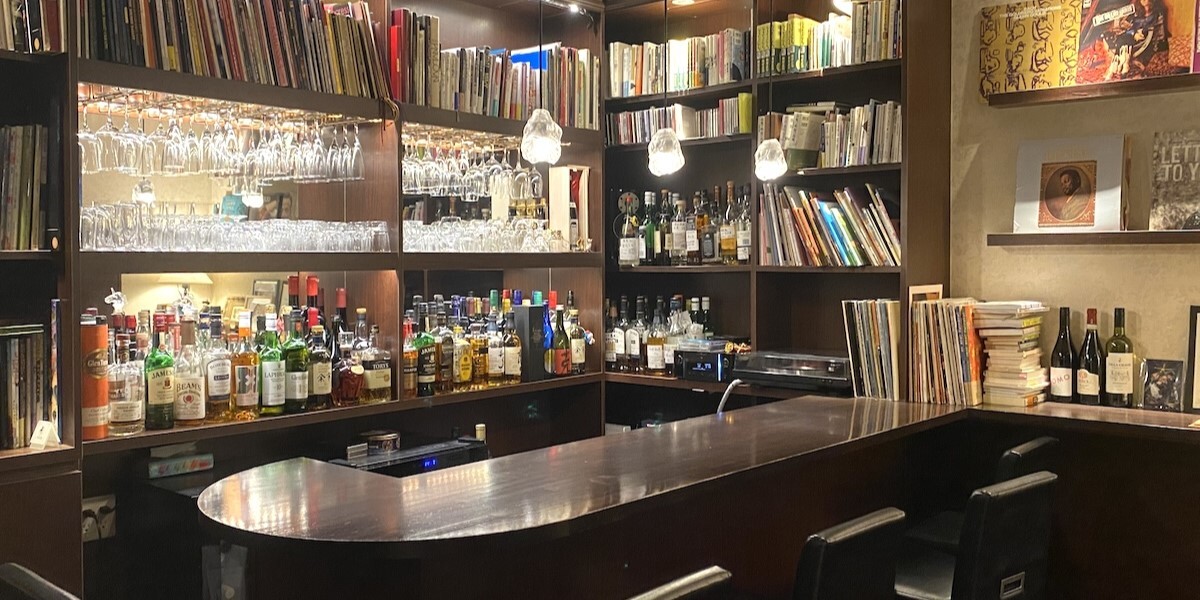 rurubuandmore's tweet photo. 【神保町のおしゃれカフェ・喫茶店14選】
「本の街」として知られる東京・神保町は、レトロな喫茶店やこだわりのカフェが集まる、知る人ぞ知るカフェめぐりスポット。お気に入りの一冊と、お気に入りの一杯を求めて、神保町をめぐってみませんか？

続きは記事をチェック📚
https://t.co/g3lUf8kKNc https://t.co/0XyH6Zk324