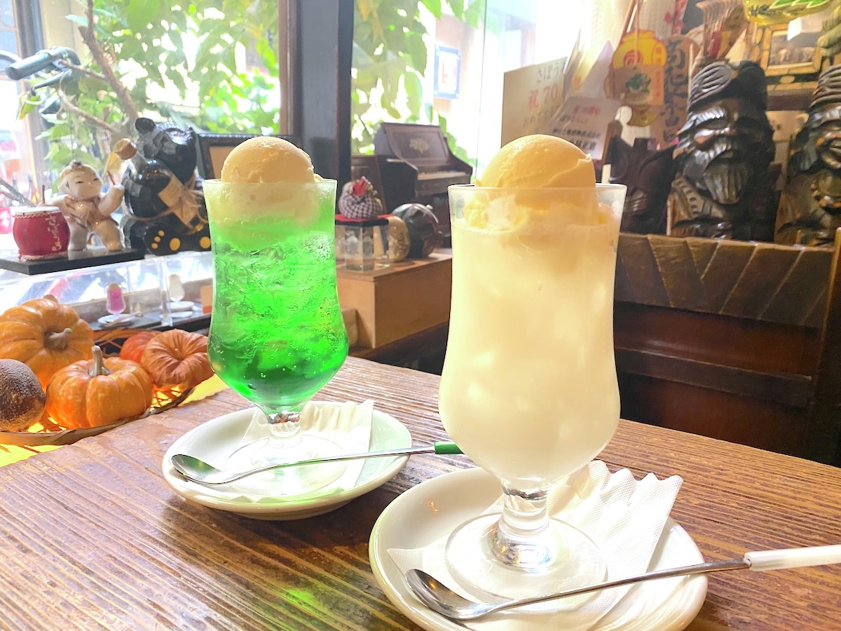 rurubuandmore's tweet photo. 【神保町のおしゃれカフェ・喫茶店14選】
「本の街」として知られる東京・神保町は、レトロな喫茶店やこだわりのカフェが集まる、知る人ぞ知るカフェめぐりスポット。お気に入りの一冊と、お気に入りの一杯を求めて、神保町をめぐってみませんか？

続きは記事をチェック📚
https://t.co/g3lUf8kKNc https://t.co/0XyH6Zk324