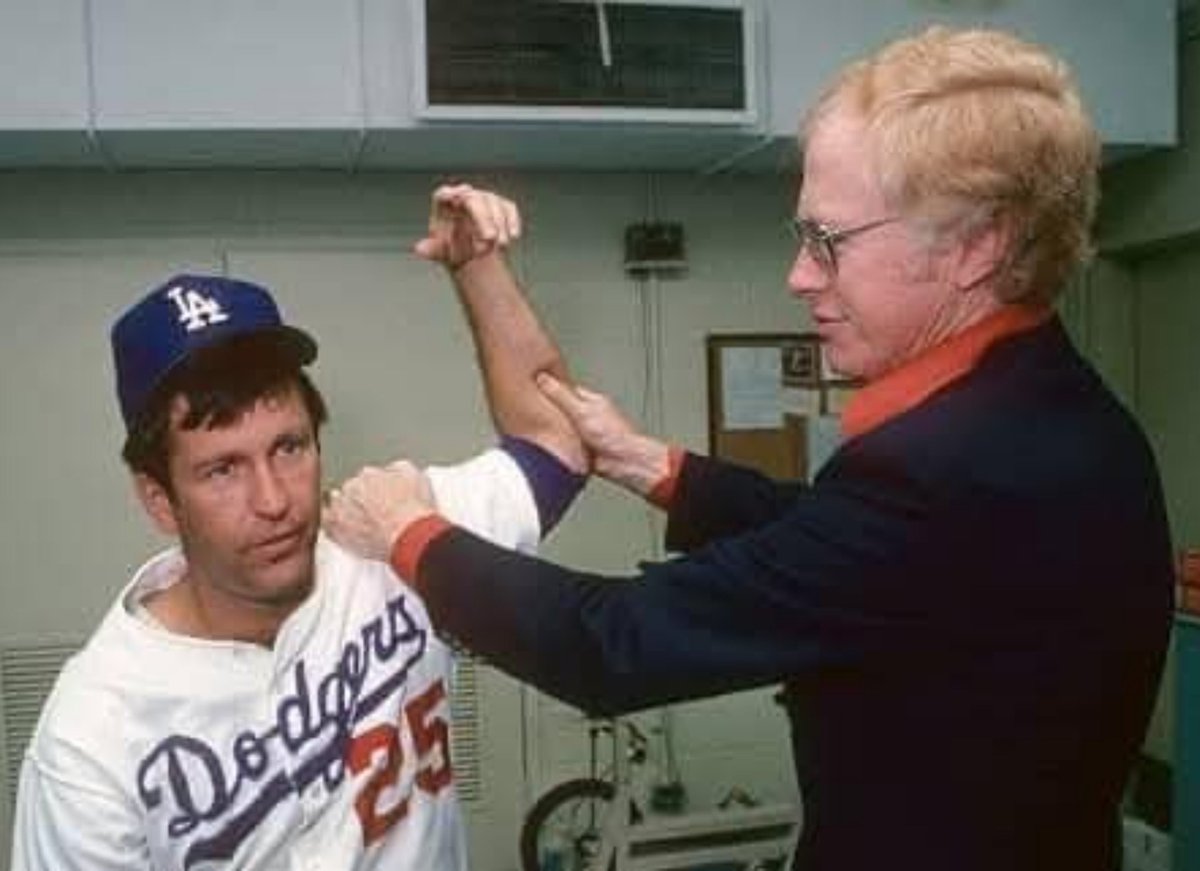 JulioGabrielRB's tweet photo. 🩻 Tommy John ⚾

Sabías que un #25Sep 1974 cambió para siempre el destino de los lanzadores?

El Dr. Frank Jobe realizó por 1ra vez la cirugía de reconstrucción del ligamento colateral cubital, usando un tendón de la muñeca.
Esto le devolvió la vida a la carrera de Tommy John https://t.co/d1SgtztySa