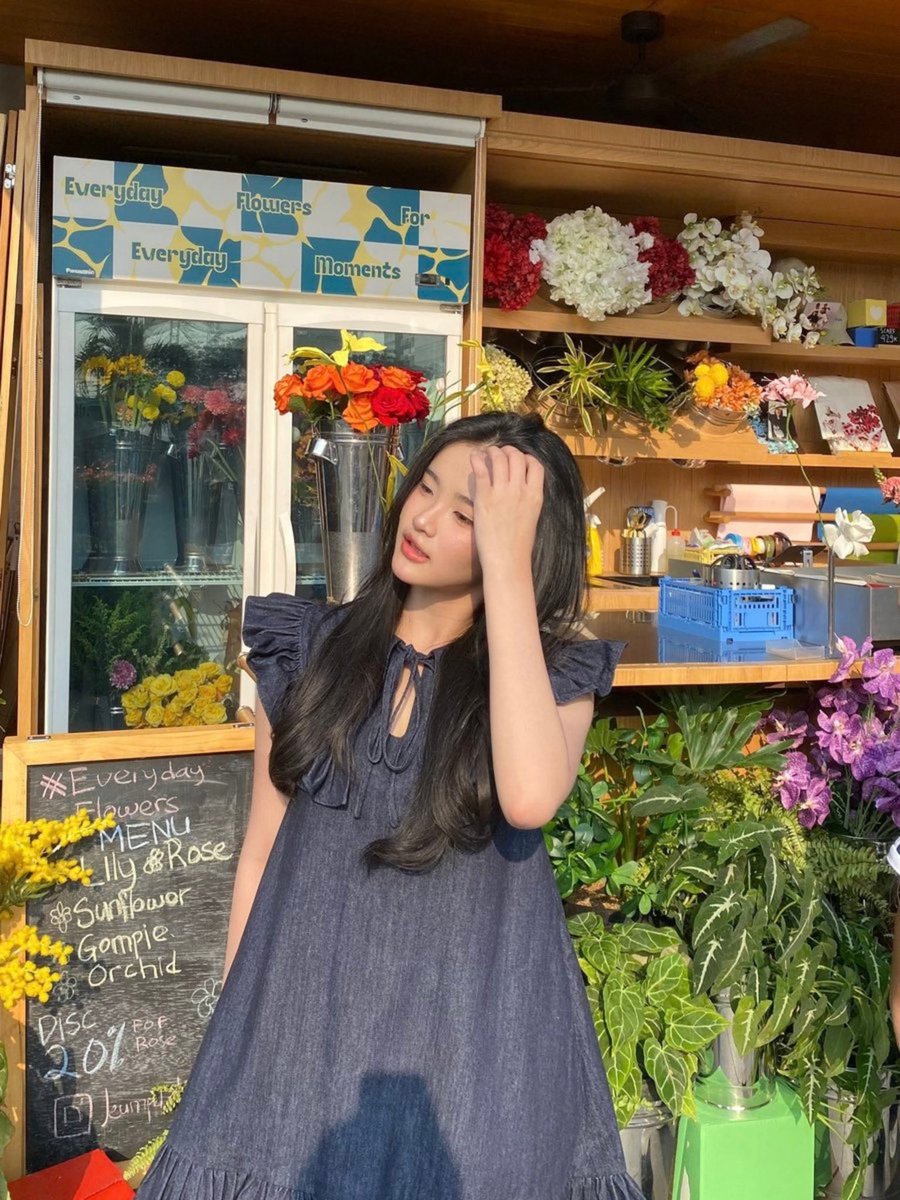 Oldschools_'s tweet photo. Dress yg dipakai Erine (@CErine_JKT48) #DiesVenErine di X: Pomelo - Mini Dress Wanita (Denim Peter Pan Collar Ruffle Trim Dress - Navy) πβ¨
Denim mini dress dari Pomelo warna navy dengan detail Peter Pan collar dan perfectly fits Erine's sweet style ππ€
#Os48 #ErineJKT48 https://t.co/sfat6F72VD
