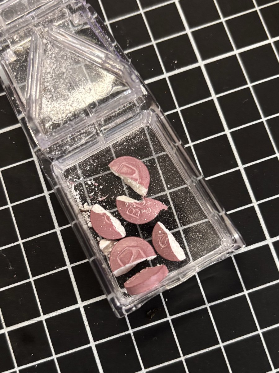 Zzz_error_3's tweet photo. 睏睏… 要記得愛著世界的同時也要學著愛自己

900mg 安非他酮
以及圖三我畫了個妝 和睏的腦��一樣亂 https://t.co/ZuF8vXgnLI