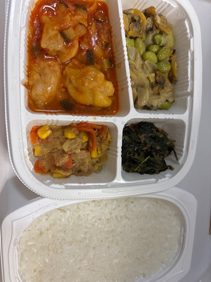 TY244_ty's tweet photo. チキンのトマト煮, あさりと枝豆の和え物, キャベツとコーンのソテー, ほうれん草のおひたし, 白ご飯 https://t.co/enLI57pSAv