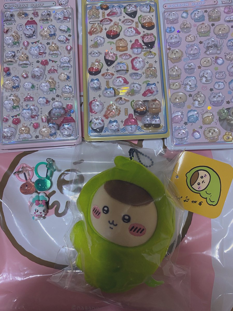 percysun's tweet photo. 可愛い☺️とても平和だった。新商品は豊富だったけど、その他がそこそこ売れててちょっと寂しさを感じた。棚から。
パイセン脱げるとか豆入ってるとか、そんなの知ったら欲しくなる。可愛い。ちょっと圧の跡付いてるけど https://t.co/7GHS64iG3L