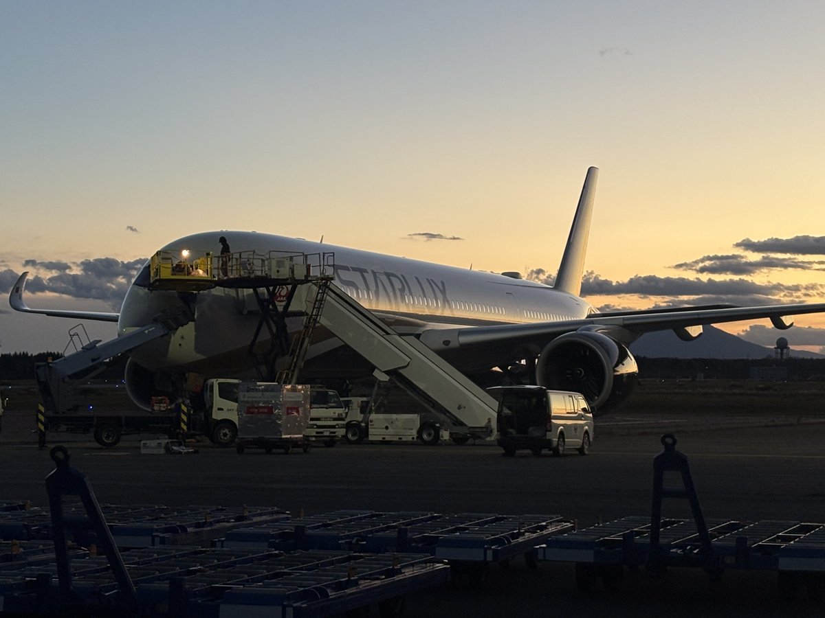 yuto3057's tweet photo. 千歳空港
昨日のスターラックスJX850でバードストライクでAOG
派手にガラスが割れてました😞 https://t.co/jNVYWdz3QG