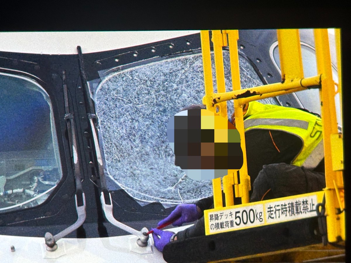 yuto3057's tweet photo. 千歳空港
昨日のスターラックスJX850でバードストライクでAOG
派手にガラスが割れてました😞 https://t.co/jNVYWdz3QG