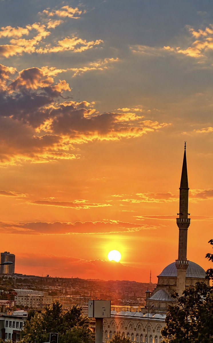 fuatdeli's tweet photo. Ne güzel söylemiş
Peygamber efendimiz:
Sevinince topraga
Üzülünce göğe bakın ...
Zira yerde tevâzu,
Gökte ferahlık vardır..

Cuma Mübarek Olsun 

#CumamızMübarekOlsun #hayırlıcumalar #cuma #amin 
#Allah_hu_Akhbar https://t.co/PTuvcETJ2G