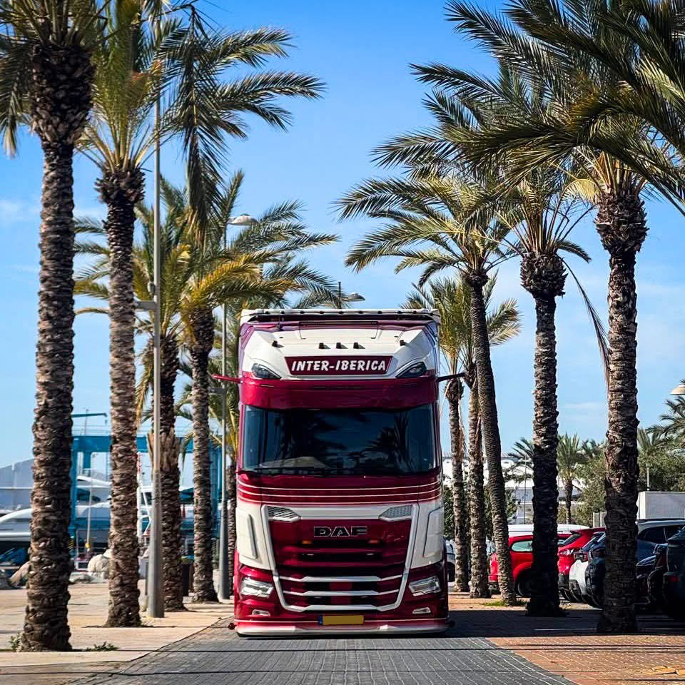 DAFTrucksNV's tweet photo. DAF XG⁺. 😍
📸: Inter-Iberica
#dafxgplus | #dafdriver https://t.co/st2XAzfPKX