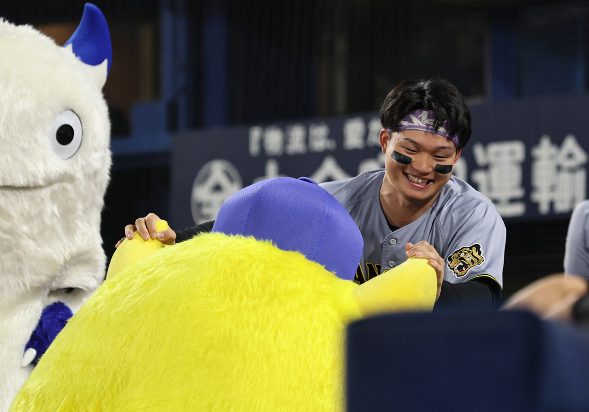 dailytigers2026's tweet photo. 試合前練習の様子。
２人でどんな会話をしているんでしょうか🤔🤔 https://t.co/2vCMjmUPmD