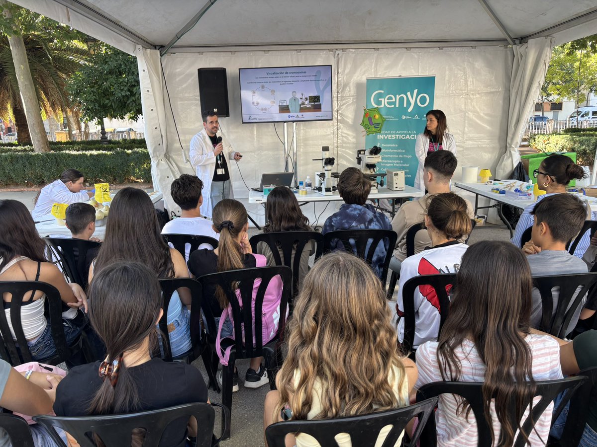 genyo_pts's tweet photo. 🔬¡Comenzamos la #ERN26 con el nuevo taller de visualización de #cromosomas mediante #microscopíaÓptica!  

🙋Los estudiantes del Cristo de la Yedra ha estado con nosotros realizando la actividad. https://t.co/CNAHeK6NOq
