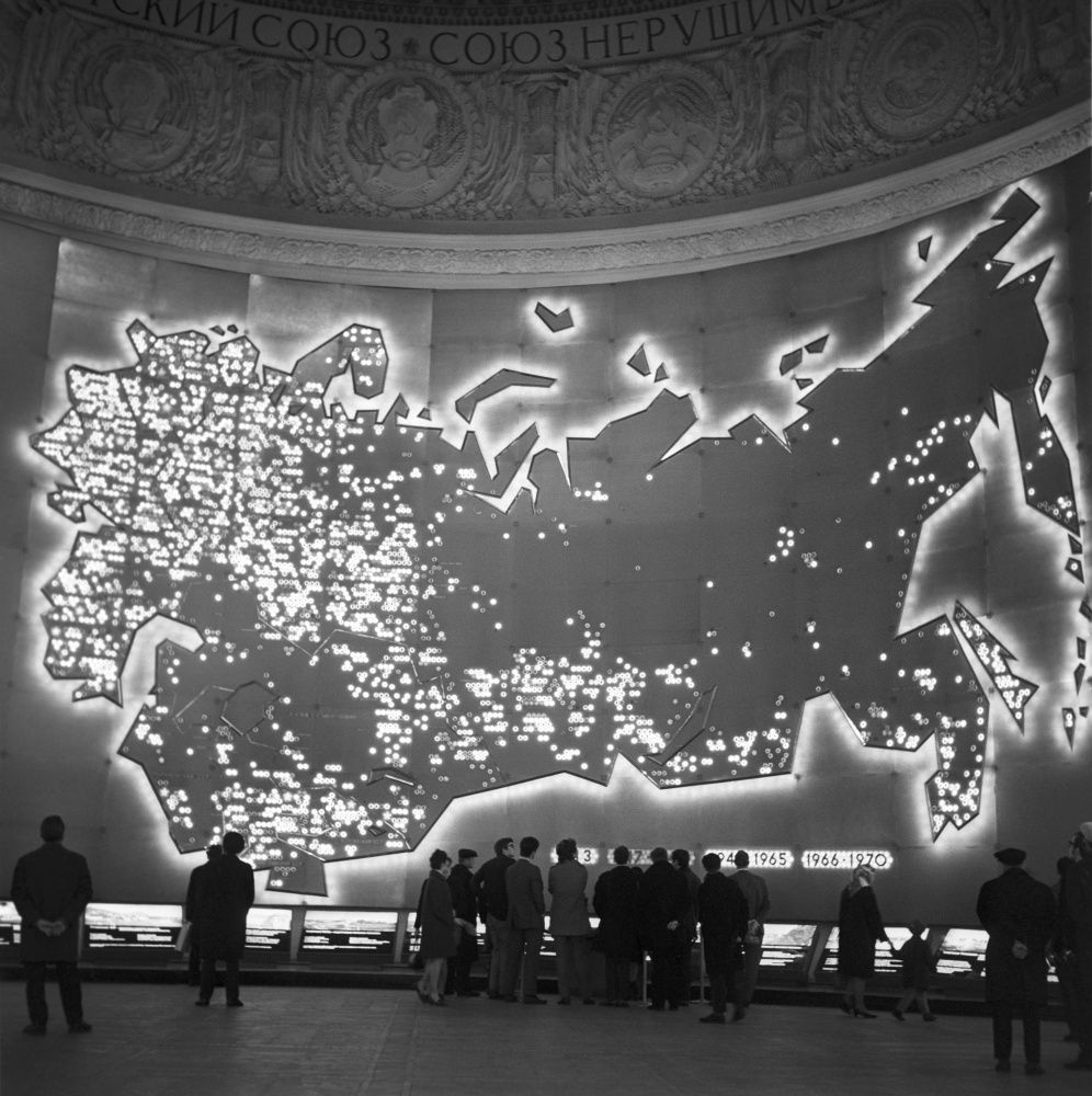 PicturesUssr's tweet photo. USSR economic development map in the Central Pavilion of VDNKh, Moscow, 1970. Photo by Vitaly Sozinov https://t.co/UTa4qmE32s