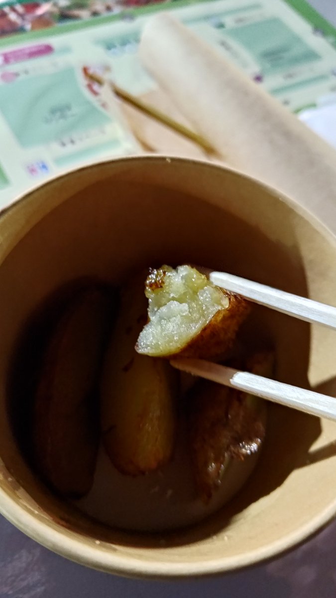 ryu_lamb's tweet photo. え、いままで食べた芋と比べ物にならんぞ？
ちょっと食べかけで申し訳ないけど、蜜がやばい蜜ってか汁。じゅわっと芋の甘さが広がる。ホクホクさもあるけど、それよりもクリーミーさすら感じる、え、旨い。 https://t.co/Oy0Y4jFFBh