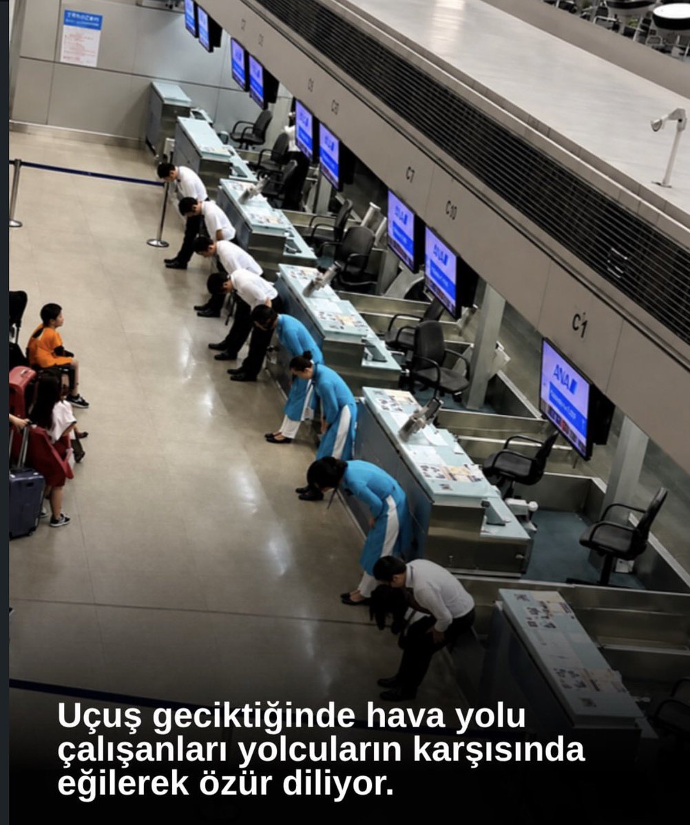 cnspvlNil's tweet photo. UTANMASI OLMAYANLARA….

Hacetini gidermek için sokağın kuytusunu seçen, ardından geriye idrar kokusu bırakan…

Rahat rahat tüküren…

Bir mağazada, kafede ya da restoranda çalışan insanları “nasıl olsa onlar temizler” diye gören; gittiği yeri kirletmeyi, bir başkasının emeğini hiçe saymayı kendine hak gören…

Saygıyla eğilmeyi bırakın, sosyal medyada klavyesinin arkasına saklanıp öfkesini, hakaretini ve nezaketsizliğini sergileyen…

Ve en acısı; ibadethaneleri, abdesthaneleri bile temiz ve özenli bırakmayı başaramayan “Müslüman ülkem”…

Sonra Japonya’yı görünce hayranlıkla bakıyoruz:
Temizlik, düzen, saygı, başkasının emeğine duyulan özen, ortak yaşam bilinci…

Bunların hiçbiri mucize değil.
Bir milletin karakterine doğuştan yüklenmiş özellikler de değil.

Öğrenilmiş davranışlar.
Günlük hayatta tekrar edilen tercihler.

Oysa değişim; büyük sözlerle, sosyal medyada öfke kusmakla ya da başka ülkeleri övmekle başlamıyor.

Yere çöp atmamakla, tükürmemekle, kullandığın yeri senden sonra gelecek insana temiz bırakmakla, çalışanı kölen değil insan olarak görmekle, ibadethaneye girerken gösterdiğin saygıyı oradan çıkarken de göstermekle başlıyor.

Önce birbirimize ve yaşadığımız yere saygı duymayı öğrenelim.

Çünkü medeniyet, başkasının seni izlediği yerde değil; kimsenin seni görmediği yerde nasıl davrandığındır.