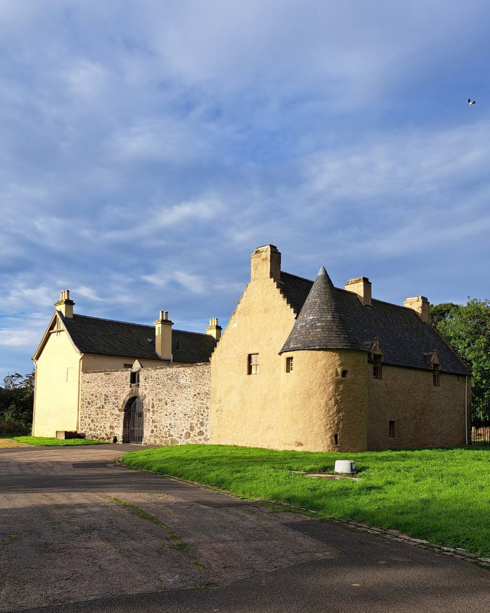 ProvanHall's tweet photo. Provan Hall has been looking glorious in the sun this week. We are open today until Sunday 10am - 4pm. If you are looking for somewhere unique to visit this long weekend, come explore one of Glasgow's oldest buildings at Provan Hall. https://t.co/bH05uoTgsk