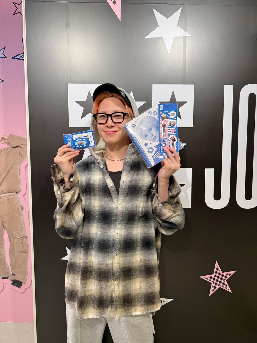 SHIBUYA109NET's tweet photo. ／
⟡.·🩷JO1 AUTUMN CAMPAIGN 
　　POPUP STORE 2026 ONLlNE🩷⟡.·
＼

販売終了まで残り3日.ᐟ.ᐟ🌟
撮り下ろしのオリジナルアイテム、ぜひチェックしてみてね➰🎶˖ ࣪⊹

✔︎︎︎︎ 期間：9/19(土)12:00～9/27(日)23:59

ONLlNE STORE URLはこちら🔗
https://t.co/iuPuxywkxr

@official_jo1 

#川尻蓮 #川西拓実 #木全翔也

#SHIBUYA109_JO1