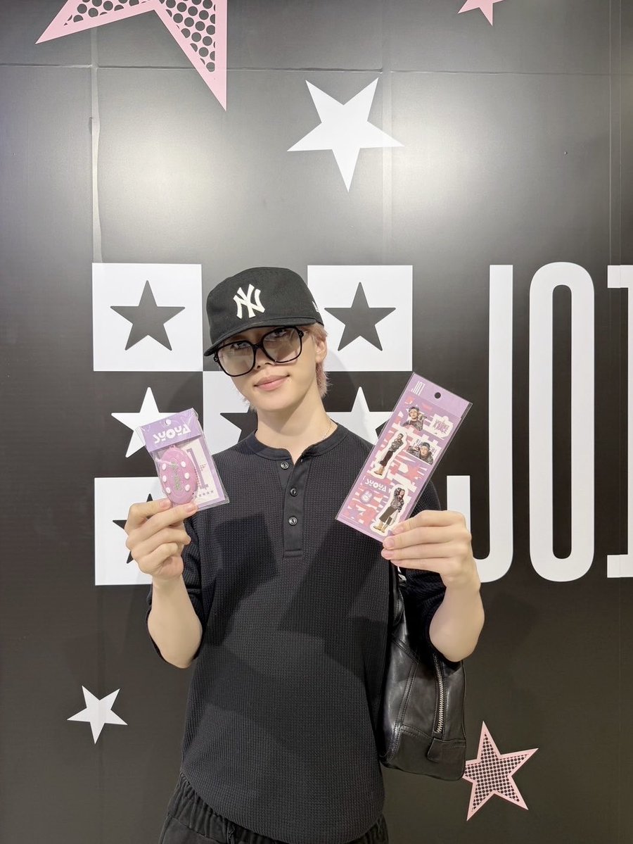 SHIBUYA109NET's tweet photo. ／
⟡.·🩷JO1 AUTUMN CAMPAIGN 
　　POPUP STORE 2026 ONLlNE🩷⟡.·
＼

販売終了まで残り3日.ᐟ.ᐟ🌟
撮り下ろしのオリジナルアイテム、ぜひチェックしてみてね➰🎶˖ ࣪⊹

✔︎︎︎︎ 期間：9/19(土)12:00～9/27(日)23:59

ONLlNE STORE URLはこちら🔗
https://t.co/iuPuxywkxr

@official_jo1 

#川尻蓮 #川西拓実 #木全翔也

#SHIBUYA109_JO1