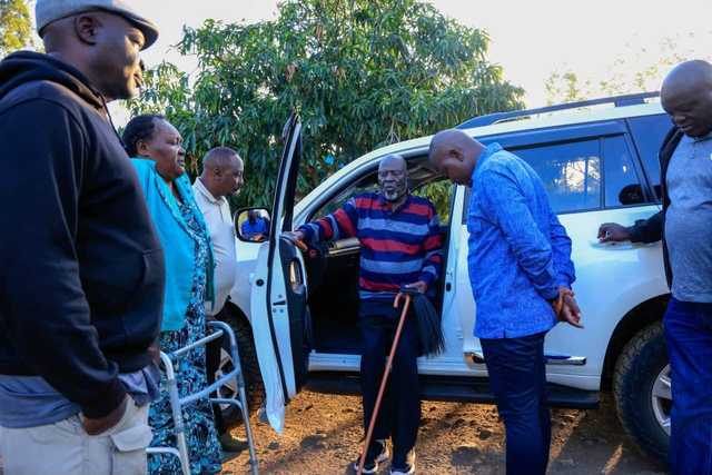 Taifa_Leo's tweet photo. Maoni mseto Rais akimpa mzee wa Waluo gari ya mamilioni kama zawadi 
https://t.co/sV7tL7Rvor https://t.co/FsztxUXfVz