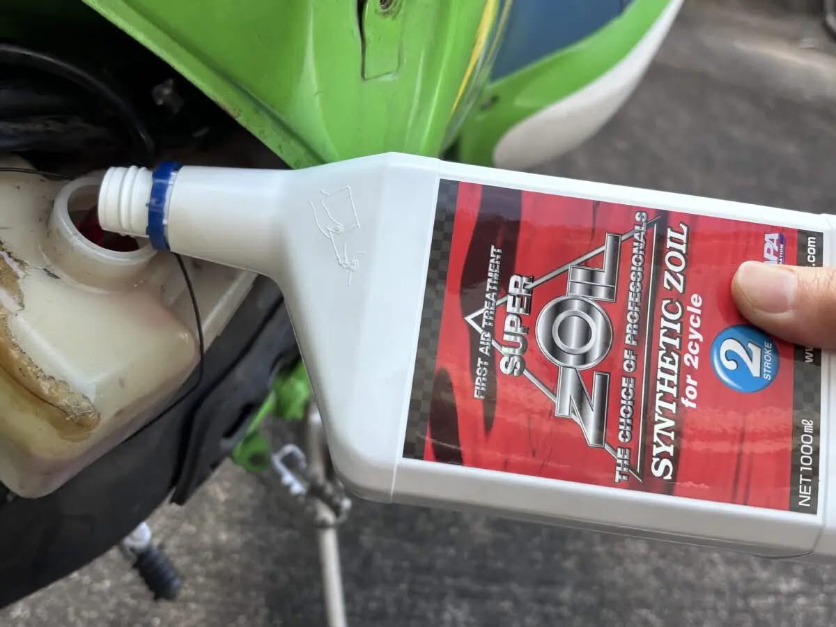 superZOIL's tweet photo. #カワサキ KSR-Ⅱで #シンセティックゾイルfor2cycle を4ヵ月間使用🏍️ 約1,500km走行し、1本を使い切ったオーナー様から、白煙やオイル汚れが減り、エンジン音もマイルドになったとの声を頂きました🎵

2ストような貴重な愛車と、これからも楽しく走るために✨是非 #スーパーゾイル をお試しください🌟 https://t.co/THkaNUHYxF