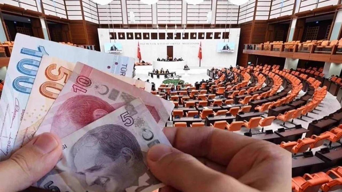 superhaber's tweet photo. 🚨 EYT'yi 1 günle kaçıranlara müjde: Bakanlık ile görüşüldü, kademeli emekliliğin Meclis'e geleceği tarihi duyurdu! #Kademeliemeklilik #EYT #emekli 👇️ 

https://t.co/ADiXK84hLM https://t.co/VekkHRp3O8