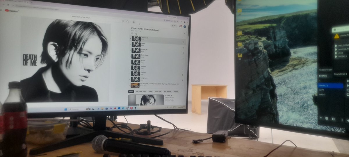 1415OCT's tweet photo. day 1 of me spreading my evan death of me agenda in my office https://t.co/tEzr838pt2
