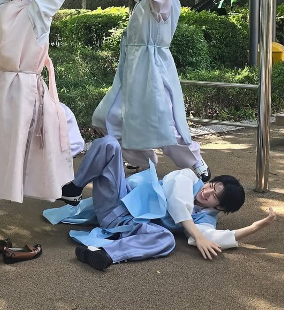 cravitytwt's tweet photo. dumb puppies (lovingly) https://t.co/dogmLznhfT