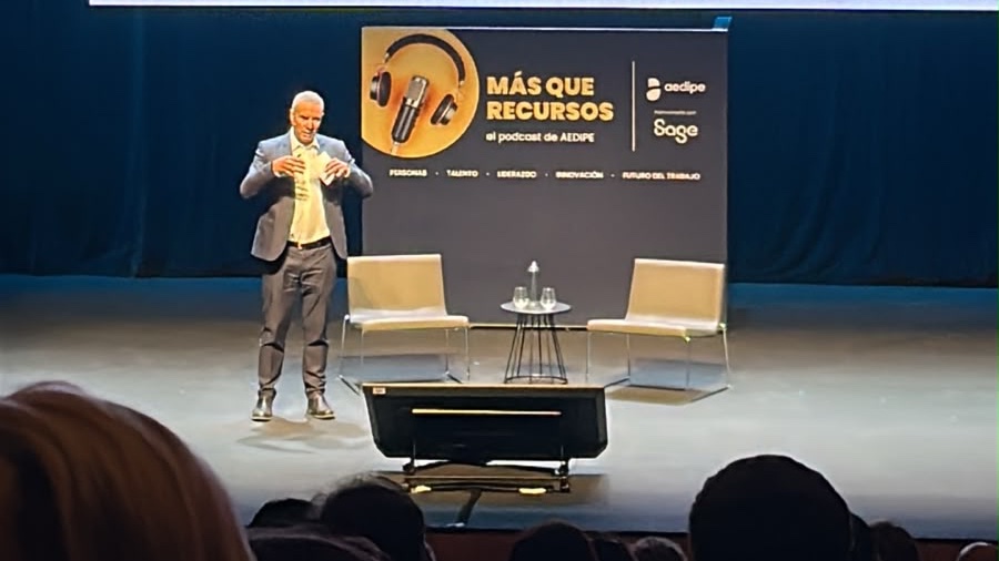 HumanAI_Tech's tweet photo. 2ª jornada de #AEDIPE2026 escuchando a📍Raymond Torres de  @FUNCASES: "El trabajo no ha desaparecido, se han creado más de 400M de empleos". Lo que sí ha cambiado es nuestra relación con el trabajo. #FuturoDelTrabajo #RRHH #HumanAI https://t.co/8HnIFQKrpZ
