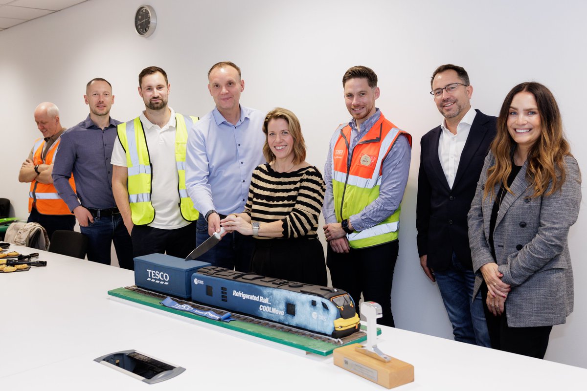 DRSgovuk's tweet photo. Celebrating 20 years of partnership with @Tesco. Together, we've built one of the UK’s most successful rail freight operations, cutting carbon, removing lorries from the roads and driving innovation across logistics. Here's to the next 20 years. #RailFreight #Sustainability https://t.co/KoRHOXNDV8