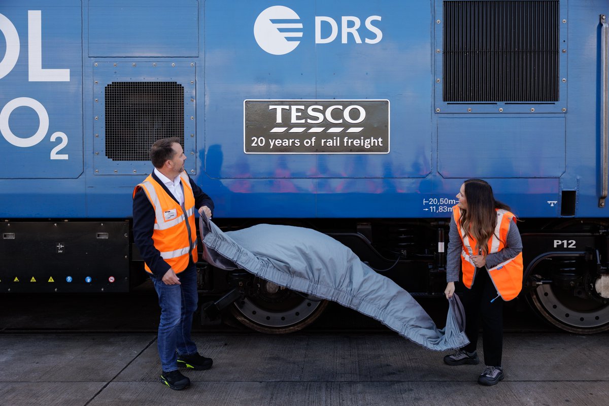DRSgovuk's tweet photo. Celebrating 20 years of partnership with @Tesco. Together, we've built one of the UK’s most successful rail freight operations, cutting carbon, removing lorries from the roads and driving innovation across logistics. Here's to the next 20 years. #RailFreight #Sustainability https://t.co/KoRHOXNDV8