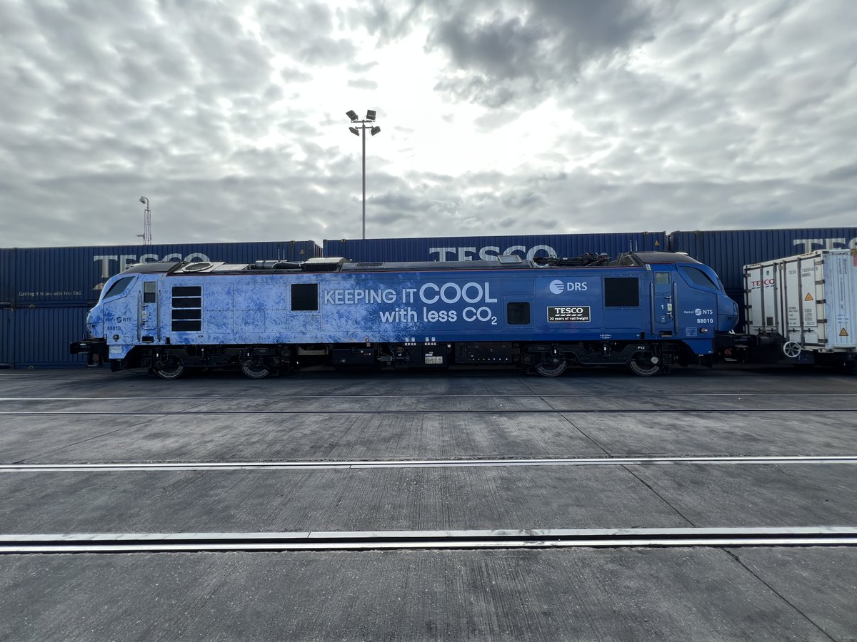 DRSgovuk's tweet photo. Celebrating 20 years of partnership with @Tesco. Together, we've built one of the UK’s most successful rail freight operations, cutting carbon, removing lorries from the roads and driving innovation across logistics. Here's to the next 20 years. #RailFreight #Sustainability https://t.co/KoRHOXNDV8