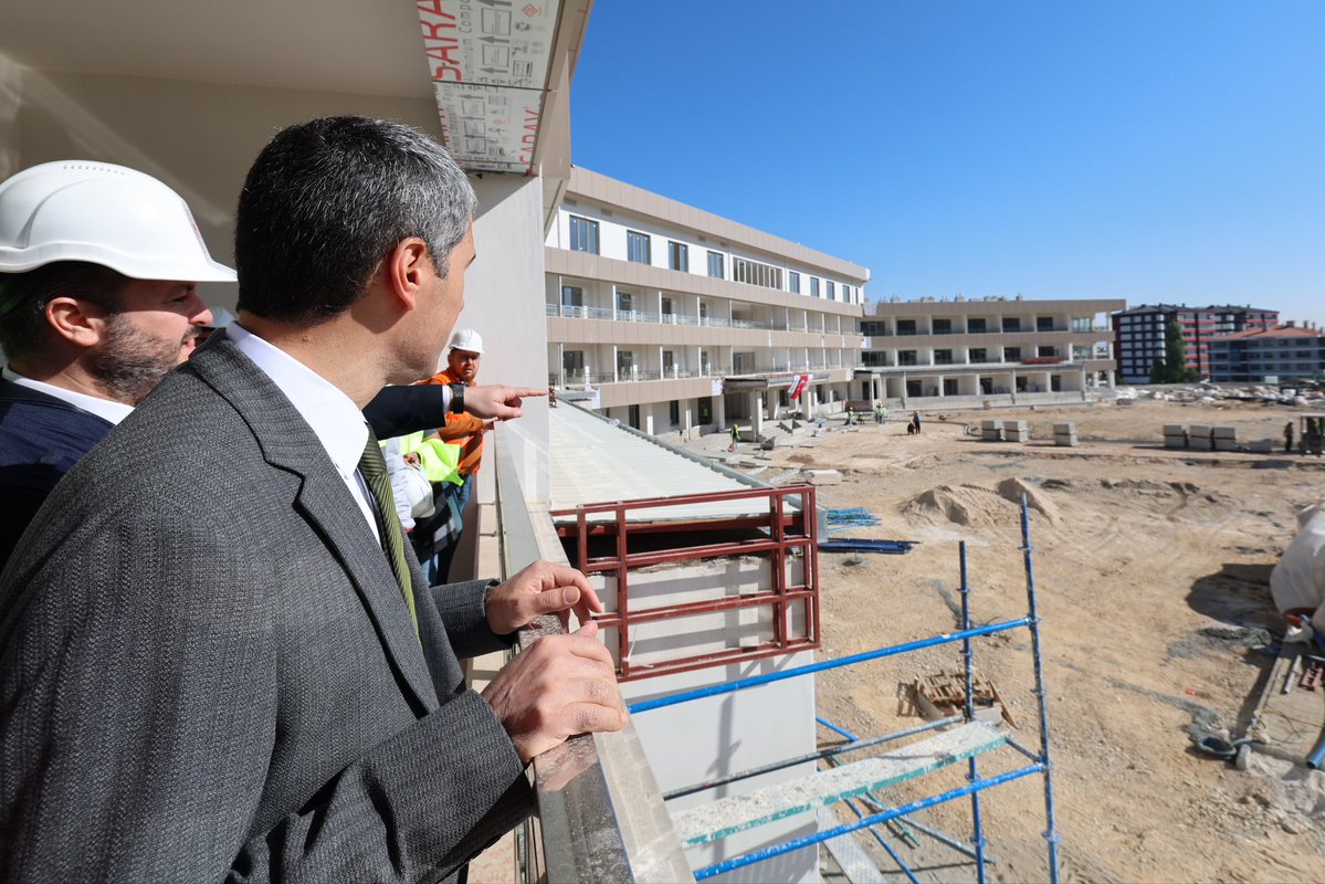 AfyonValiligi's tweet photo. Valimiz Dr. Naci Aktaş, yapımı devam eden Afyonkarahisar Huzurevi Yaşlı Bakım ve Rehabilitasyon Merkezi ile Erkek Çocuk Evleri Sitesi inşaatlarında incelemelerde bulunarak yürütülen çalışmalar konusunda yetkililerden bilgi aldı. https://t.co/hclEIa8r4G