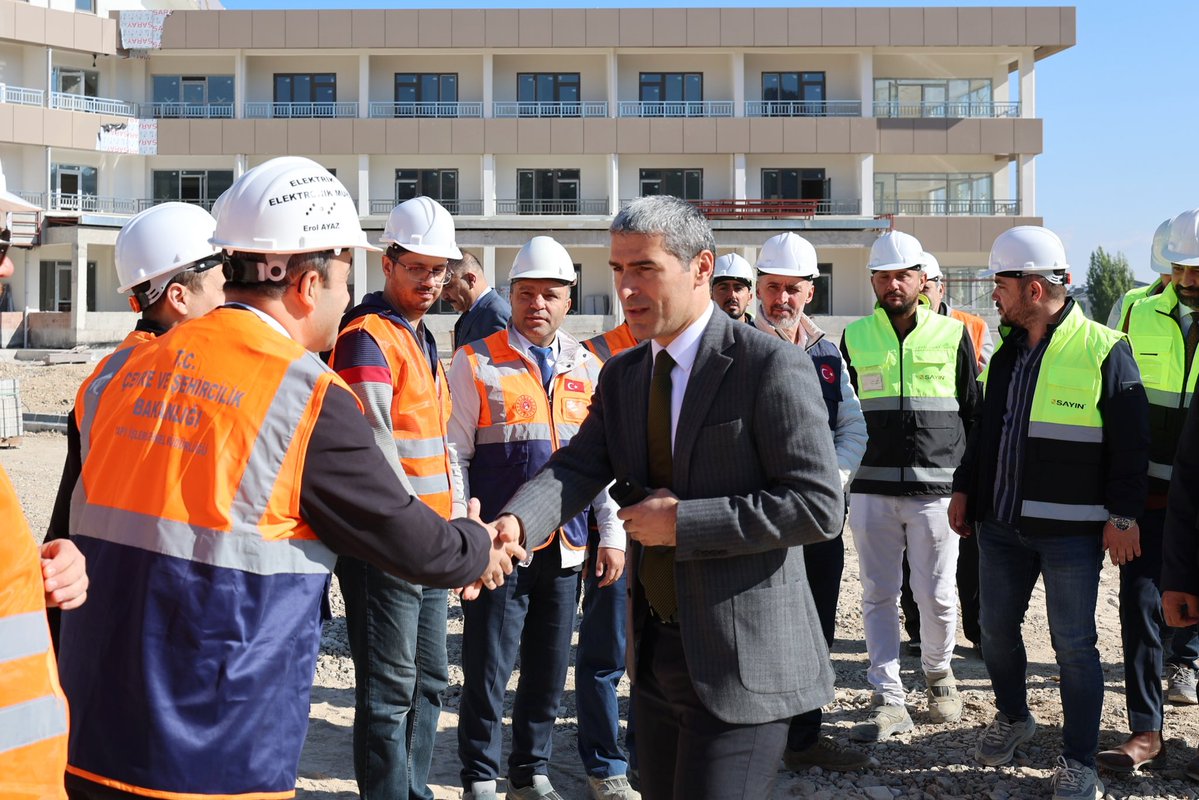 AfyonValiligi's tweet photo. Valimiz Dr. Naci Aktaş, yapımı devam eden Afyonkarahisar Huzurevi Yaşlı Bakım ve Rehabilitasyon Merkezi ile Erkek Çocuk Evleri Sitesi inşaatlarında incelemelerde bulunarak yürütülen çalışmalar konusunda yetkililerden bilgi aldı. https://t.co/hclEIa8r4G
