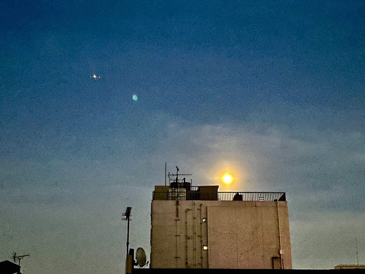 aikensetsu's tweet photo. 月がきれいですね🌔
#企業公式がお疲れ様を言い合う https://t.co/jYkUasCVwF
