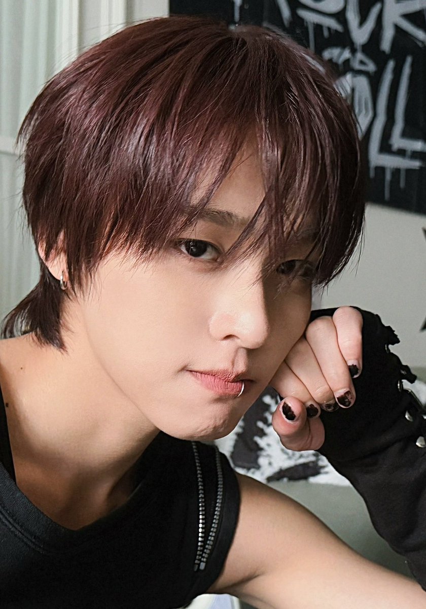 kksere_'s tweet photo. RIKU PAINTED NAILS 😭😭😭😭😭😭😭😭😭😭😭😭😭😭 I USED TO PRAY FOR DAYS LIKE THIS 😭😭😭😭😭😭😭😭😭😭 https://t.co/UQpp6rbZUq