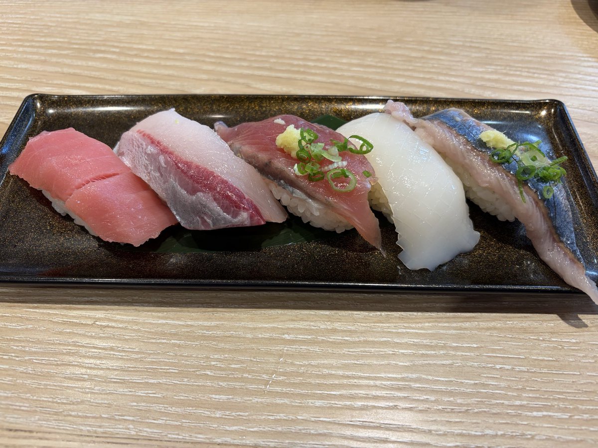 takimoaiko's tweet photo. 銚子丸、今日からのイベント『豊穣の秋尽くし』早速行って来ました！ 劇団セット（秋彩）特にとろ鰹とオリーブはまちが美味しかった🎵中とろは言わずがもな。  
あと単品の銀だら西京は最強だった。
#銚子丸
#寿司 https://t.co/T8yL4gFUdp