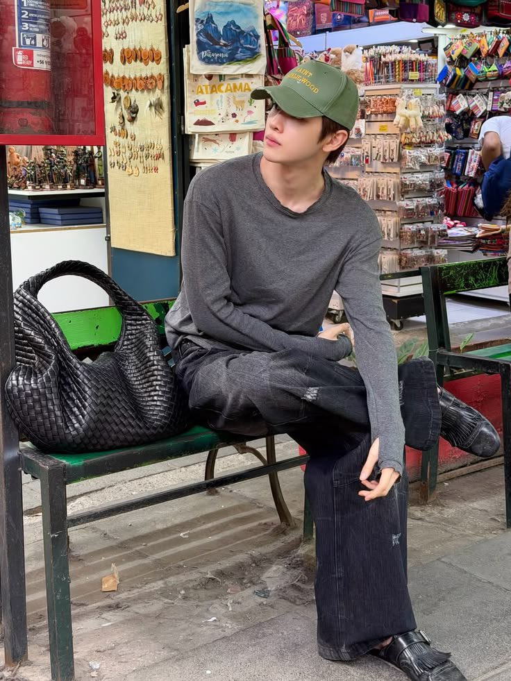 ssungchan_th's tweet photo. รู้หมือไร่~~

อีกหนึ่งแนวคิดที่น่าสนใจของ ‘Bottega Veneta’ คือเรื่อง Individuality หรือการเป็นตัวของตัวเองค่ะ โดยแบรนด์ให้ความสำคัญกับความเป็นเอกลักษณ์ของแต่ละคน และมีแนวคิด “When your own initials are enough” ที่สะท้อนว่าเราไม่จำเป็นต้องพึ่งพาการแสดงตัวตนที่มากเกินไป แค่ความเป็นตัวของเราเองก็เพียงพอแล้ว

และเมื่อมองมาที่ “ซองชาน” เราก็จะเห็นความเป็นตัวของตัวเองผ่านวิธีที่ซองชานนำเสนอแฟชั่นในแบบของเขา ไม่ว่าจะเป็นการเลือกเสื้อผ้า การแมตช์ไอเทมหรือการถ่ายทอดแต่ละลุคออกมาในแบบที่ยังคงความเป็นซองชานอยู่

“Bottega Veneta ไม่ได้บอกว่าเราต้องเป็นใครแต่เปิดพื้นที่ให้เราได้เป็นตัวของตัวเอง” บางทีนี่อาจเป็นเสน่ห์ของแฟชั่นที่ทำให้ตัวตนของแต่ละคนยังคงโดดเด่นแม้จะสวมใส่เสื้อผ้าจากแบรนด์เดียวกันก็ตามค่ะ 🧡

#BottegaVenetaSS27xSUNGCHAN
#BottegaVenetaSS27 #SUNGCHAN